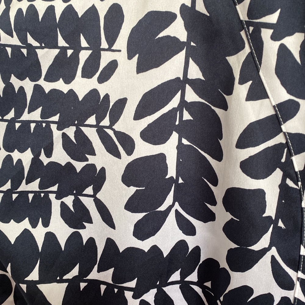 Chico's Foliage Print Tie Front Blouse Size 1 (Women's Size 8) Navy & White - Picture 4 of 8